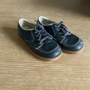 Kids vintage Stride Rite lace on shoes